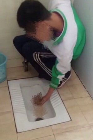 北京一中学生校内厕所被逼吃粪便 警方介入调查