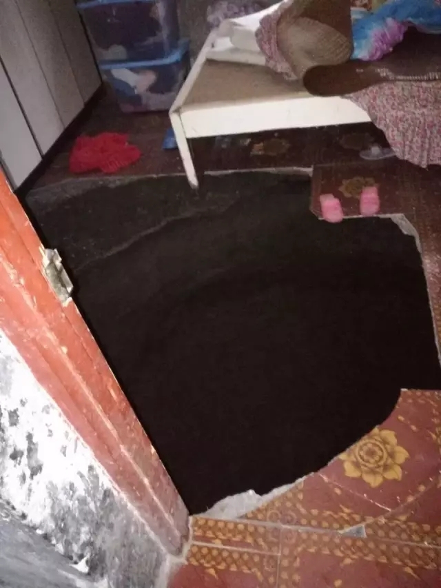村民卧室塌陷致一人掉落！挖到地下15米未能找到