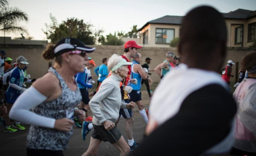励志！南非85岁老太跑半程马拉松 创世界纪录