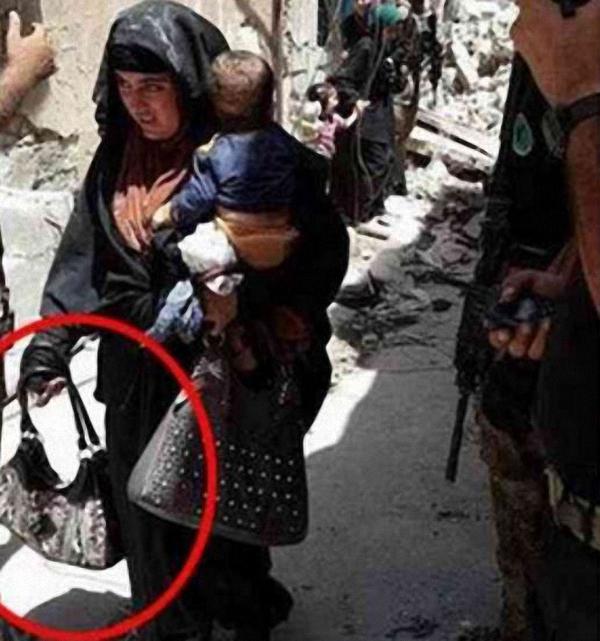 摩苏尔临近解放前，女人弹怀抱儿童发动自杀袭击