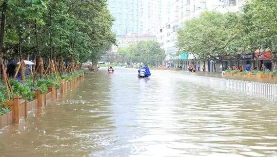 =雨=下=疯=了!昆明昨晚千人被困!