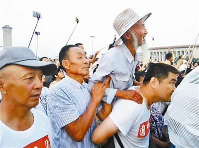 抗美援朝老兵看天安门升旗圆梦：人太多 警察背着看