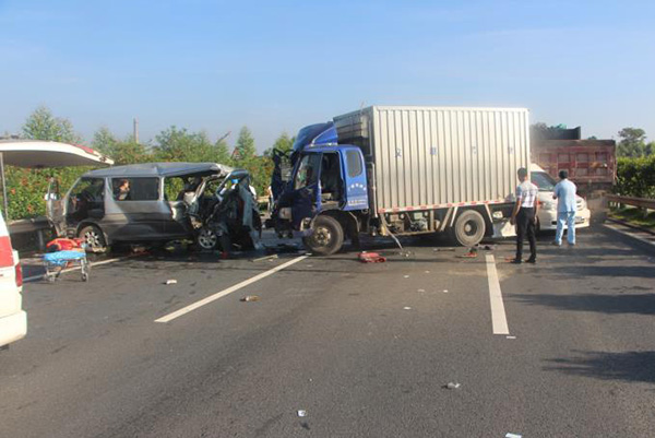 南北高速广西钦州段一厢式货车与面包车相撞，已致5死10伤