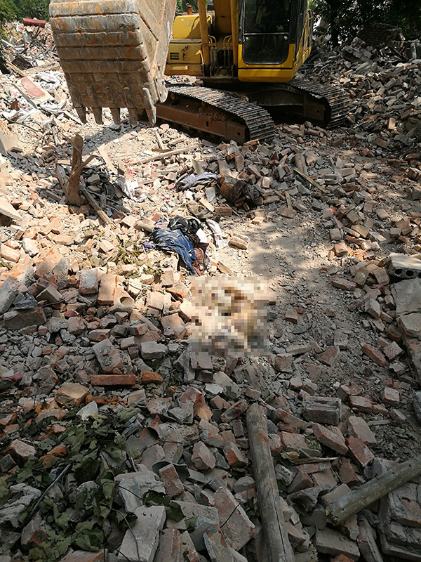 湖北黄石拆迁废墟发现一具高度腐烂尸体，警方正调查