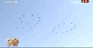 视频：直升机组成“八一”标识 绘出“90”字样
