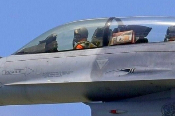 台军飞行员驾F-16训练 被拍到在座舱携带麻薯