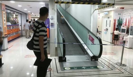 香港一商场天花板突降腐蚀性液体 十余人受伤送医