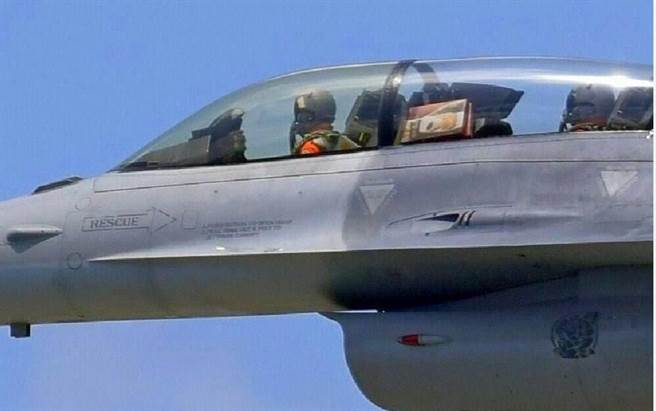 台飞行员驾F-16战机夹带麻糬上机 网友：太扯了