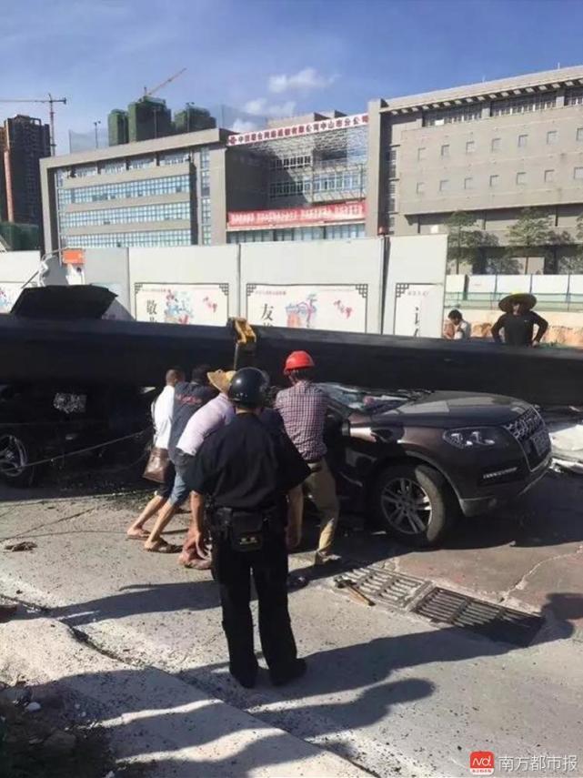 广东一施工吊臂侧翻砸中过往汽车致4死2伤