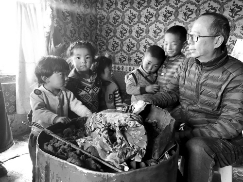 辽宁爱心志愿者协会向藏区小学捐衣物_辽宁频