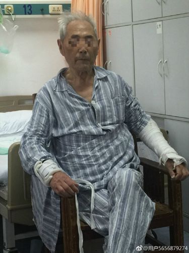 网友举报上海医院内儿子掌掴患病父亲 警方介入调查