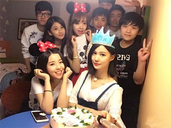 分手后还是好朋友 苏小妍、微笑为WE再度同框