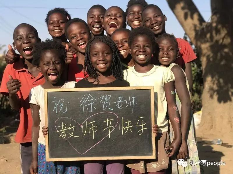 非洲儿童举牌拍摄者：挣钱的过程中，我不觉得可耻