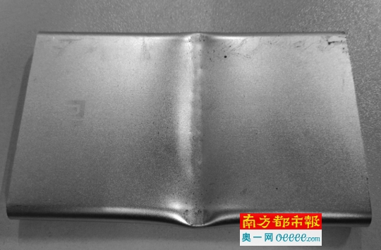 在火车站购买的“小米”充电宝，从侧面看整个被砸扁。