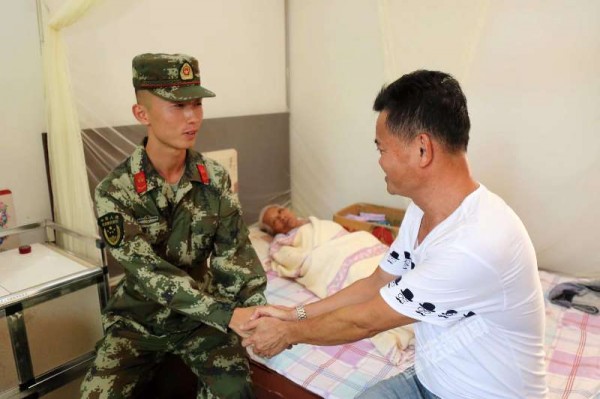 老人家属向戴子乾致谢。