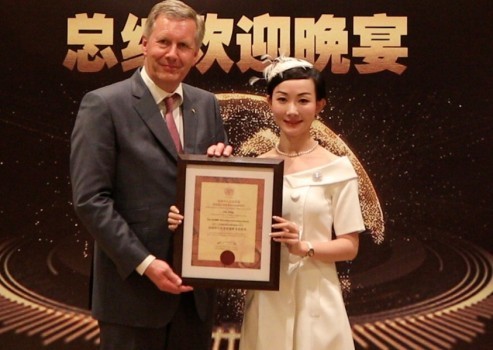 本次"全球社会企业家生态论坛",伍尔夫和刘芳女士就中西方文化和礼仪
