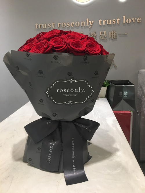 杨洋生日会甜蜜爆表,粉丝送roseonly玫瑰强势表白