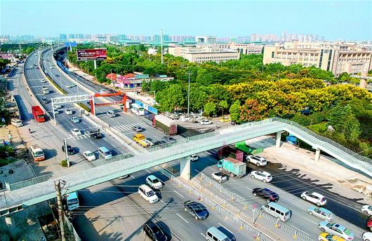 快速路上建天桥 为武汉南大门疏堵