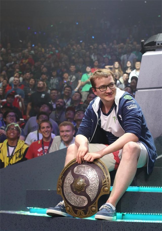 专访TI7冠军马桶哥:打职业前在工厂工作 B神是