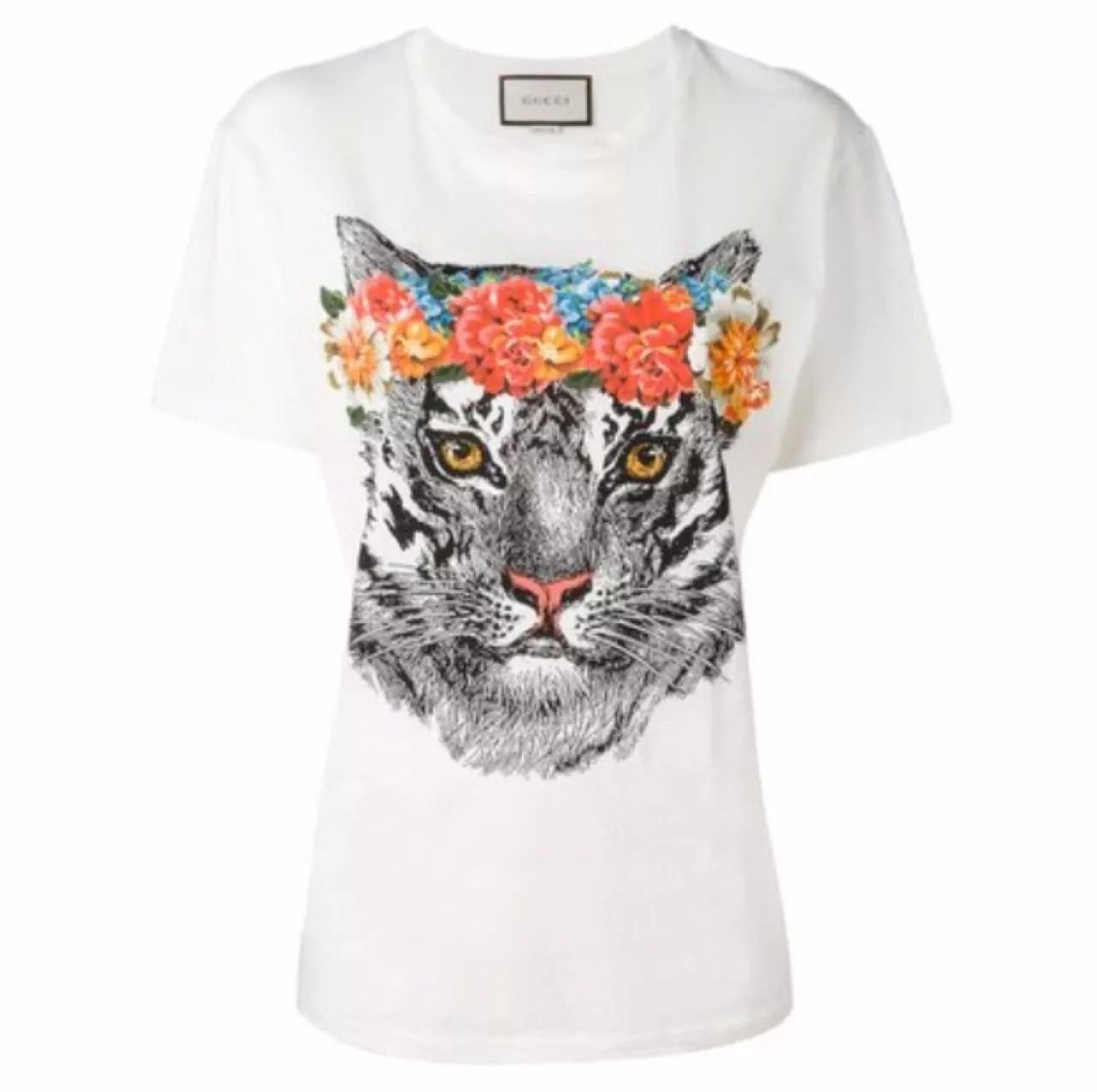 相比较郑爽用帽子挡脸 她99块的T重复穿才更应