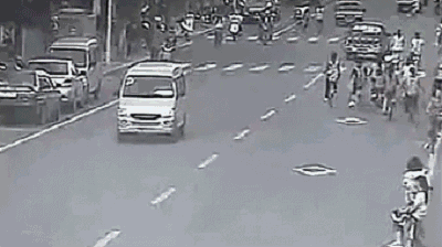一奔驰连撞4车 醉酒车主自称某大学教授