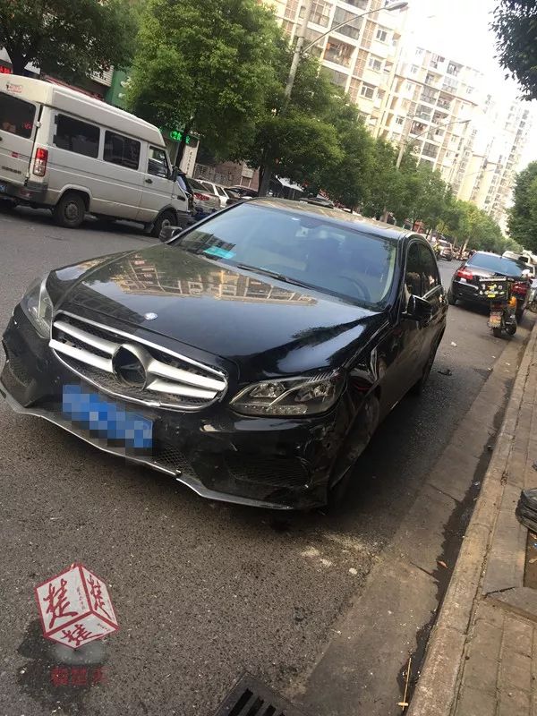 一奔驰连撞4车 醉酒车主自称某大学教授
