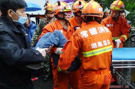 消防将被困者送上救护车。