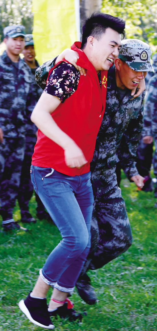 辽宁康平县青年志愿者开展 一对一 拥军活动_