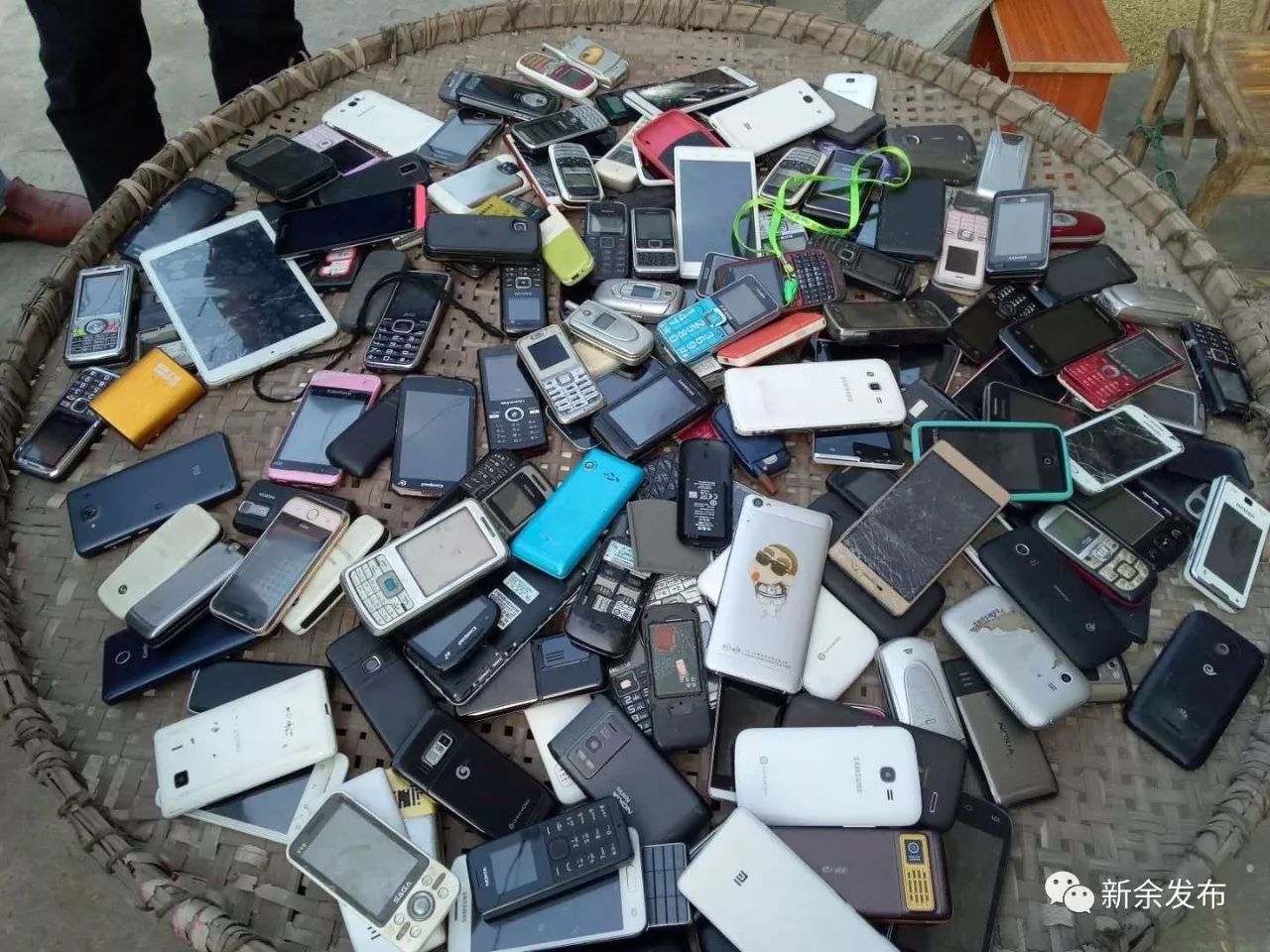 新余公交女司机收200多部旧手机 捐给贫困户_凤凰江西