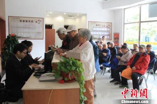 资料图：在河北燕郊燕达金色年华健康养护中心入驻的京籍老人在河北使用养老助残卡。　宋敏涛摄