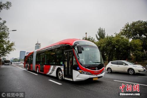 10月22日上午，首批10部以“中国红”为外观主题的18米纯电动公交车投入1路运营，为长安街再添一道靓丽风景。图片来源：视觉中国