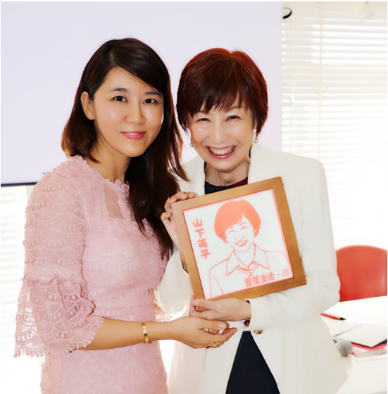 整理生活执行董事金迪女士赠予山下英子老师纪念品