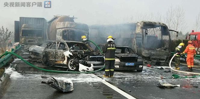 安徽30余车连环相撞事故 初步统计10人遇难多人受伤