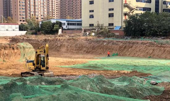 11月14日上午，大河报记者跟随郑州市扬尘办第一督导组工作人员对管城区建筑工地环境整治工作进行检查。