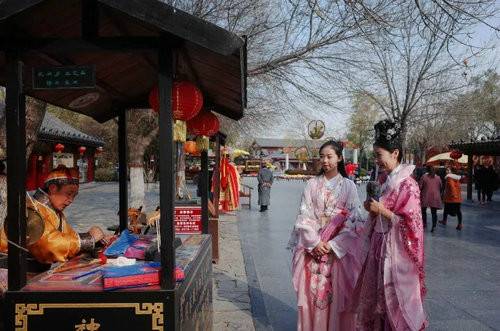 穿越千年 “大宋网红”李师师陪你畅游清明上河园(组图)_河南频道_凤凰网