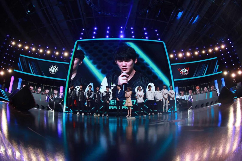 NEST现场花絮:原来电竞比赛现场也能秀恩爱_|NEST|LOLesports电子竞技_凤凰网