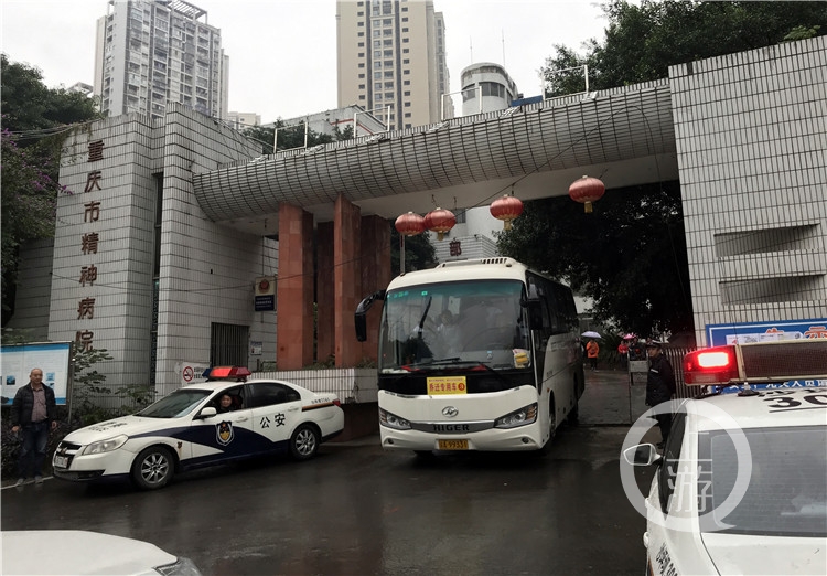 重庆市精神病院搬迁 警车开道726名患者转移