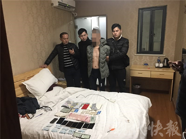 男子掉包旅馆收款码骗钱 为显逼真准备多种尺寸