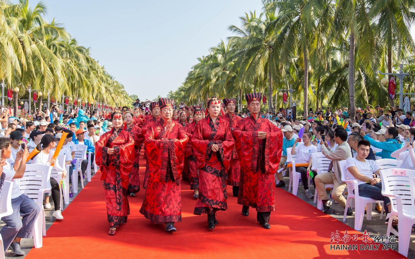 图为百对夫妇在天涯海角体验汉式婚礼礼仪。武威摄 现场,百对夫妇情牵海角天涯,共行沃盥、同庭、合巹、结发、拜堂等汉式婚礼礼仪,向市民游客们还原一场传统汉式婚典,展现中华民族传统婚典文化的古韵之美。燃香祭拜、同牢合卺、解缨结发等极具“中国范儿”的汉式婚礼环节,将天涯婚典活动推向高潮。