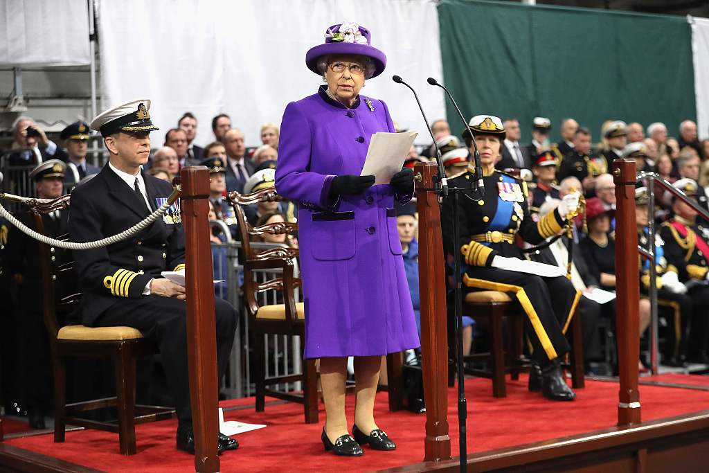 伊丽莎白女王号航母正式服役 女王主持服役仪式