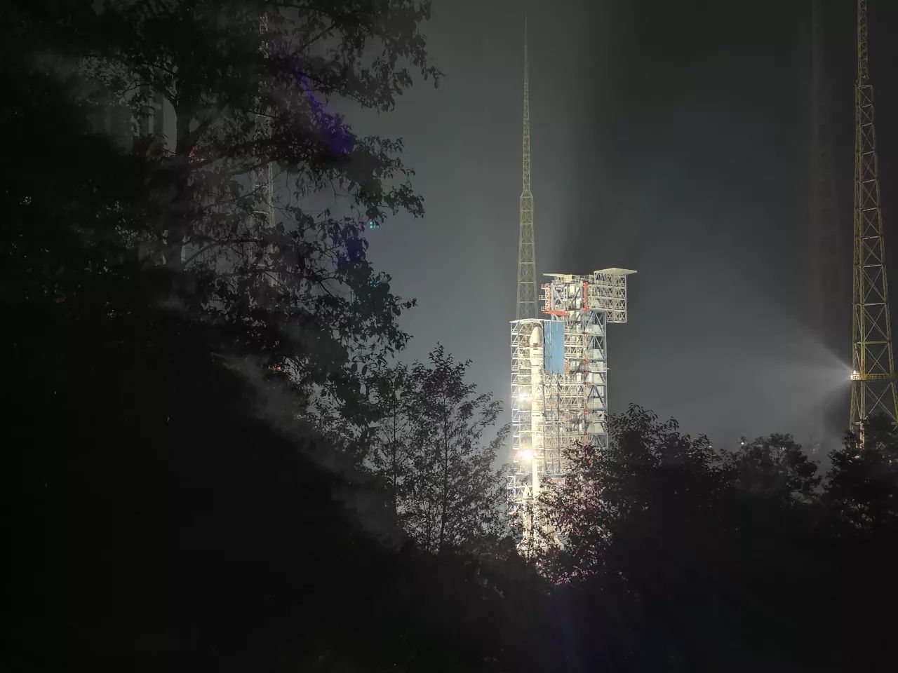 厉害丨这个国家首颗通信卫星今天凌晨在中国成功发射!