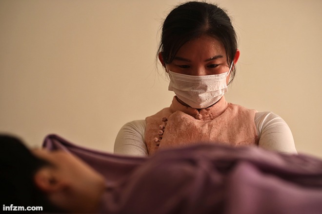 按摩乳房,是美胸还是毁胸?手指一按,月入上万