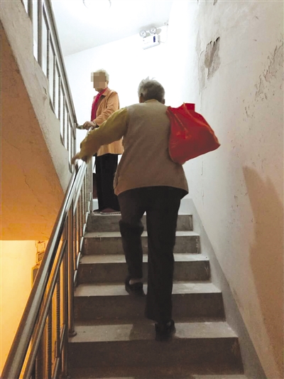 几个月可以爬楼梯 0291789299f77c9_w400_h533.jpg