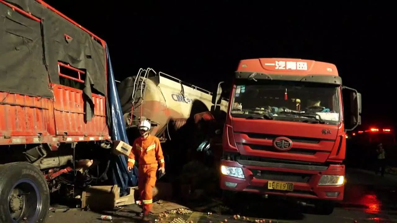 东线高速连发三起交通事故造成两人当场死亡！_手机凤凰网