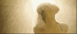 比《芳华》女兵还性感 透明军装包裹无处安放的青春