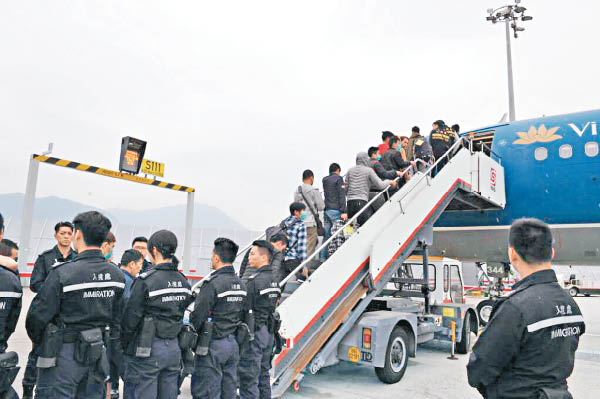 香港重拳打击假难民，首次包机遣返68名越南人