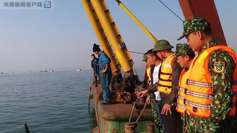 越南下龙湾一艘驳船与游船相撞 31名中国游客获救
