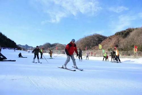 谈球吧体育滑雪免费 七峰山滑雪场邀你尊享畅滑（组图）(图2)