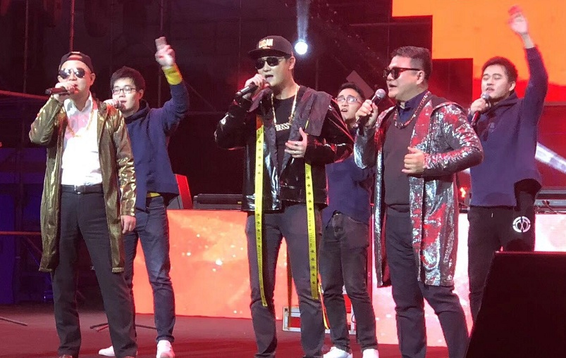 腾讯年会马化腾戴王者荣耀周边帽子唱嘻哈