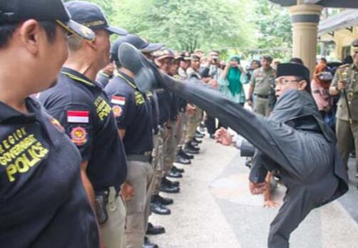 印尼功夫市长猛踢警察测体格 警长：被踢很开心